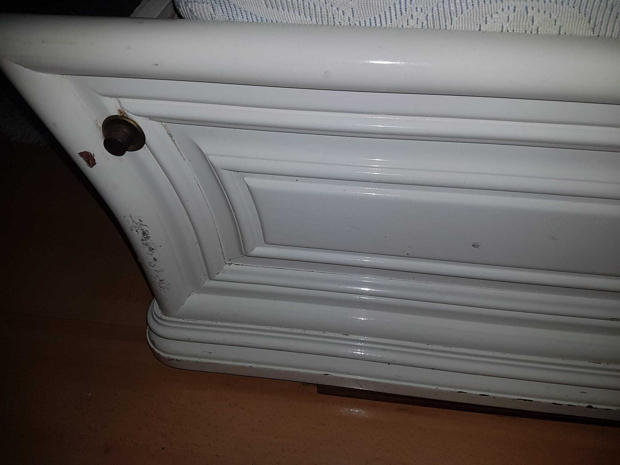 Cama de casal em madeira lacado a branco