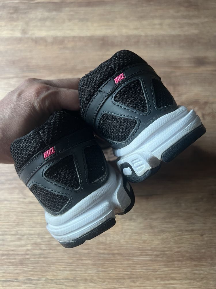 Buty sportowe do biegania czarne różowe Nike 37,5 cm