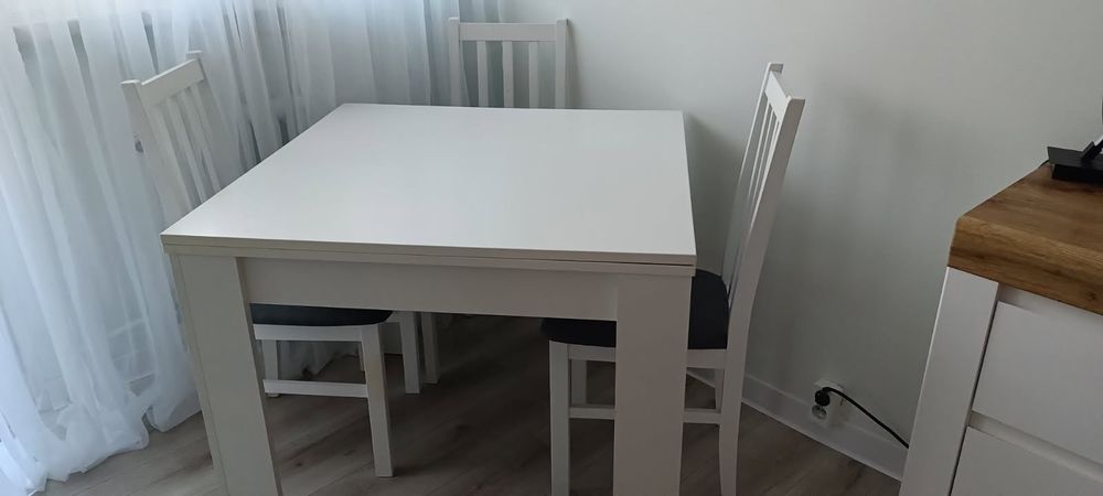 Stół z 4 krzesłami. Używane