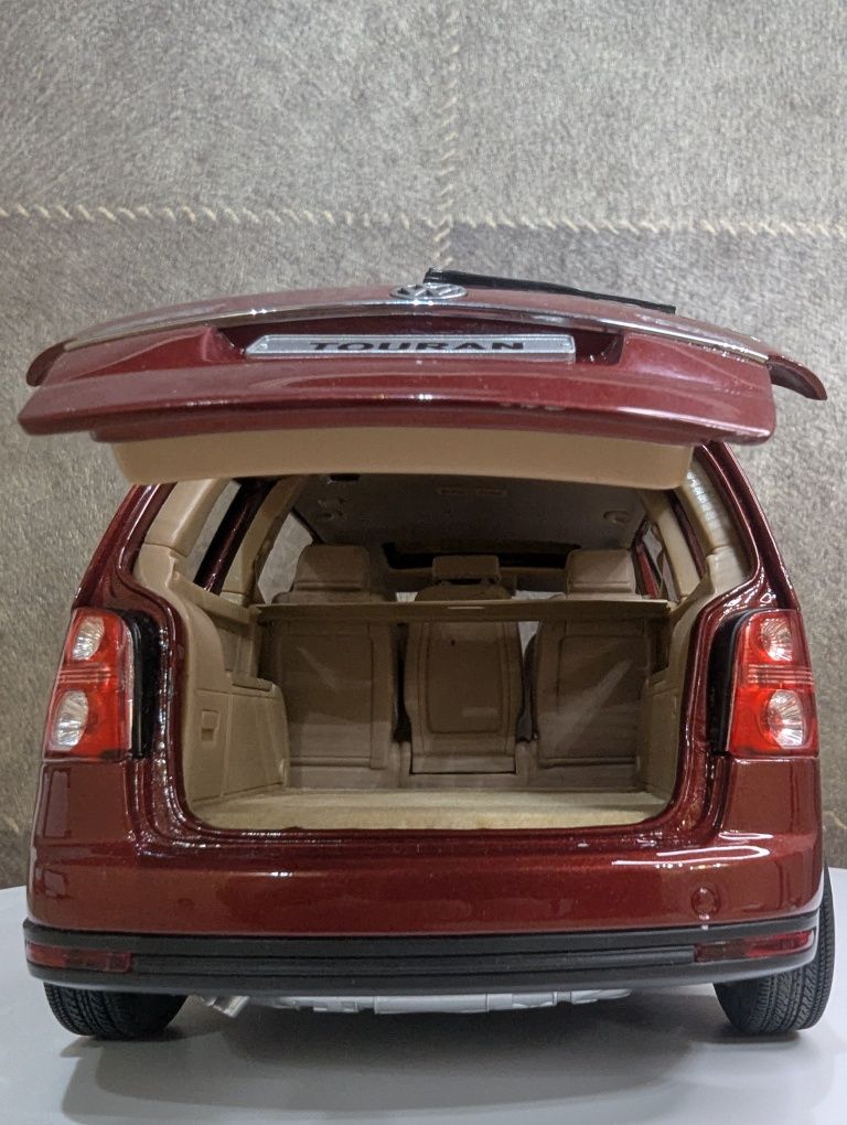 Volkswagen Touran restaling масштаб 1:18