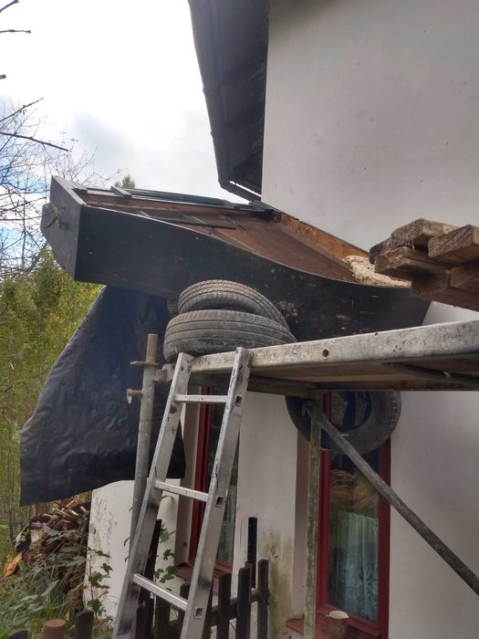 Stary, zgrabny fortepian wiedeński z 2 poł. XIX w. do renowacji; dekor