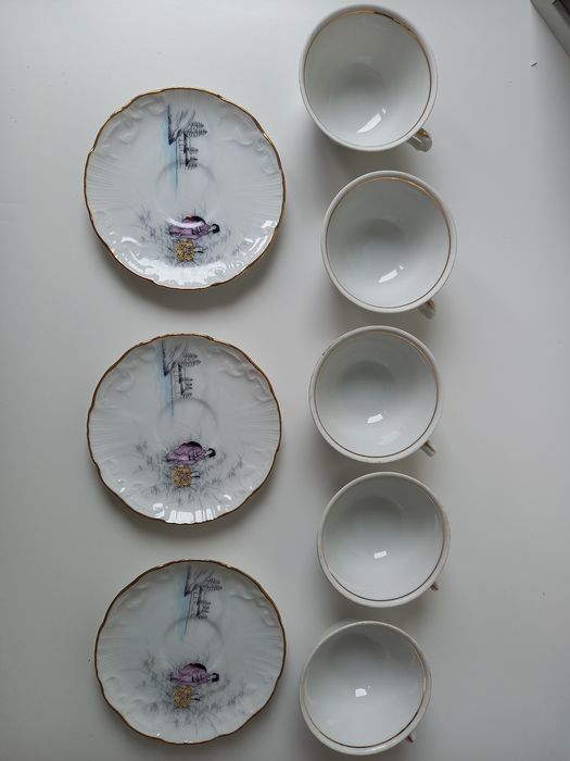 Pires e chavenas de café