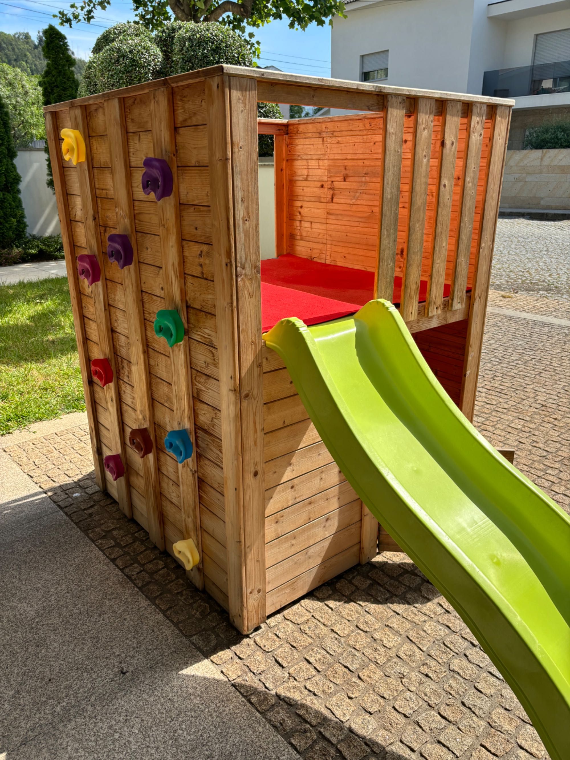 Parque infantil com casinha de brincar, escalada e escorrega