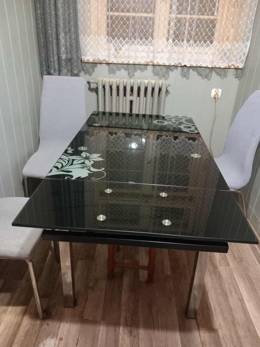 Czarny szklany stól rozkladany