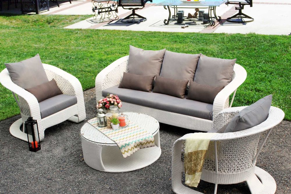 Zestaw białych mebli ogrodowych sofa, fotele, stolik z technorattanu