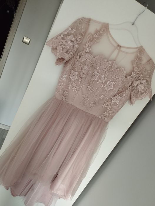 Sukienka tiulowa z dłuższym tyłem