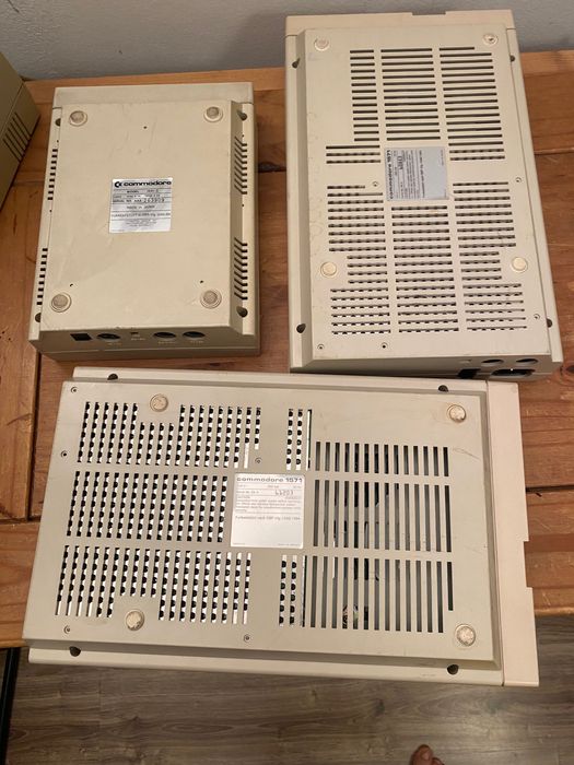 Commodore 1571x2 + Commodore 1541 “2” stacje dyskow