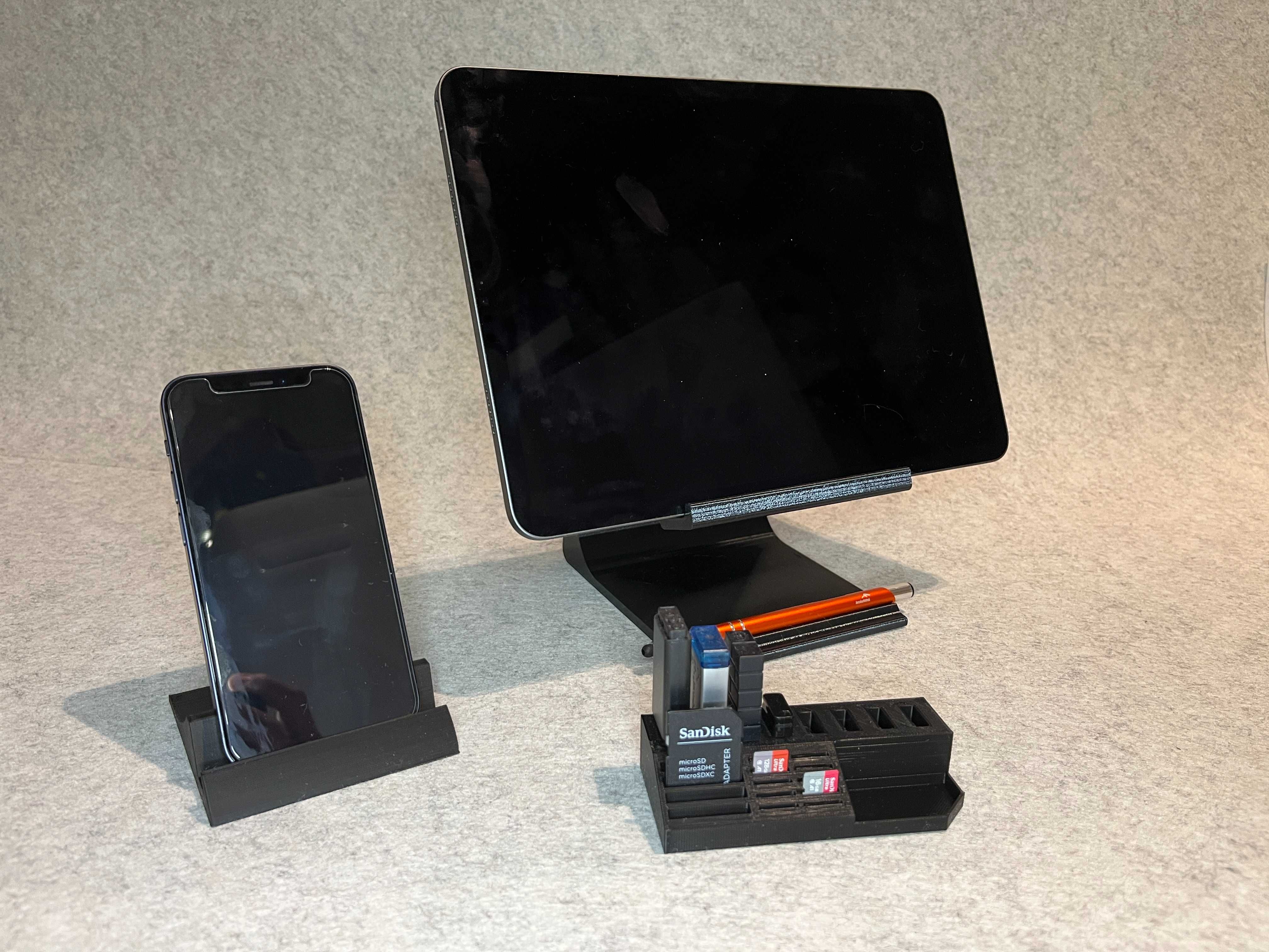 Zestaw stojakow na tablet, telefon, pendrive USB, MicroSD
