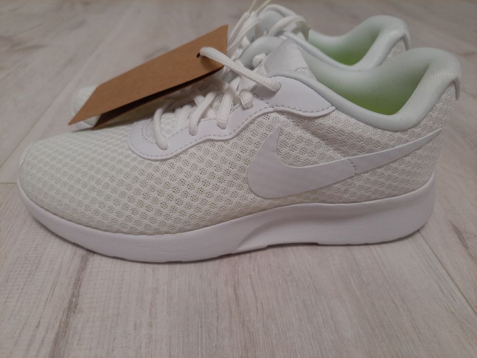 Оригінальні жіночі кросівки Nike TANJUN FLYEASE білі DV7786-101