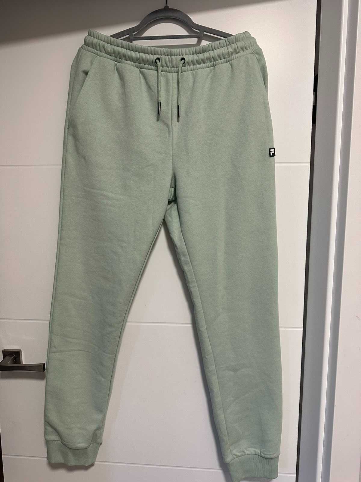 Продам новые Фирменные спортивные штаны "FILA"