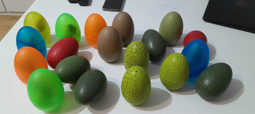 Sprzedam 19 jajek z dinozaurami w środku