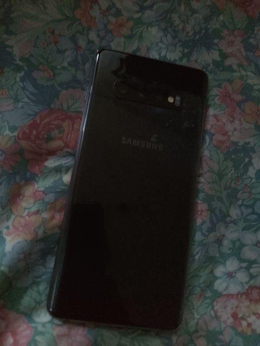 Samsung s10+ smartphone