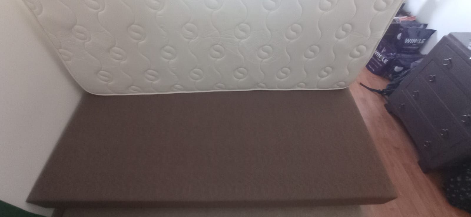 Cama (estrado + colchão)
