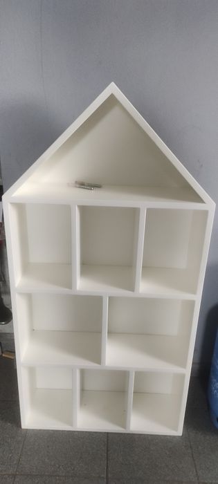 Regał w kształcie domku