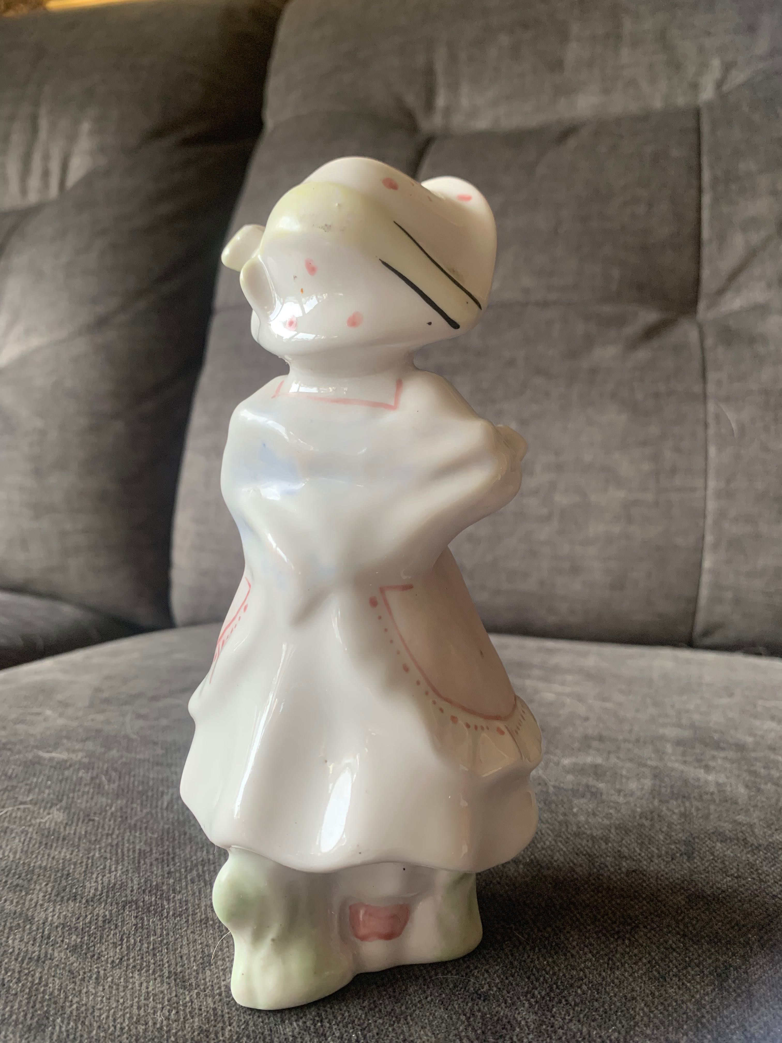 Stara figurka porcelanowa Dziewczynka w kapeluszu 17 cm