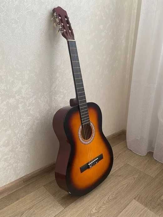 красивая классическая гитара итальянского качества 4/4 полноразмерка