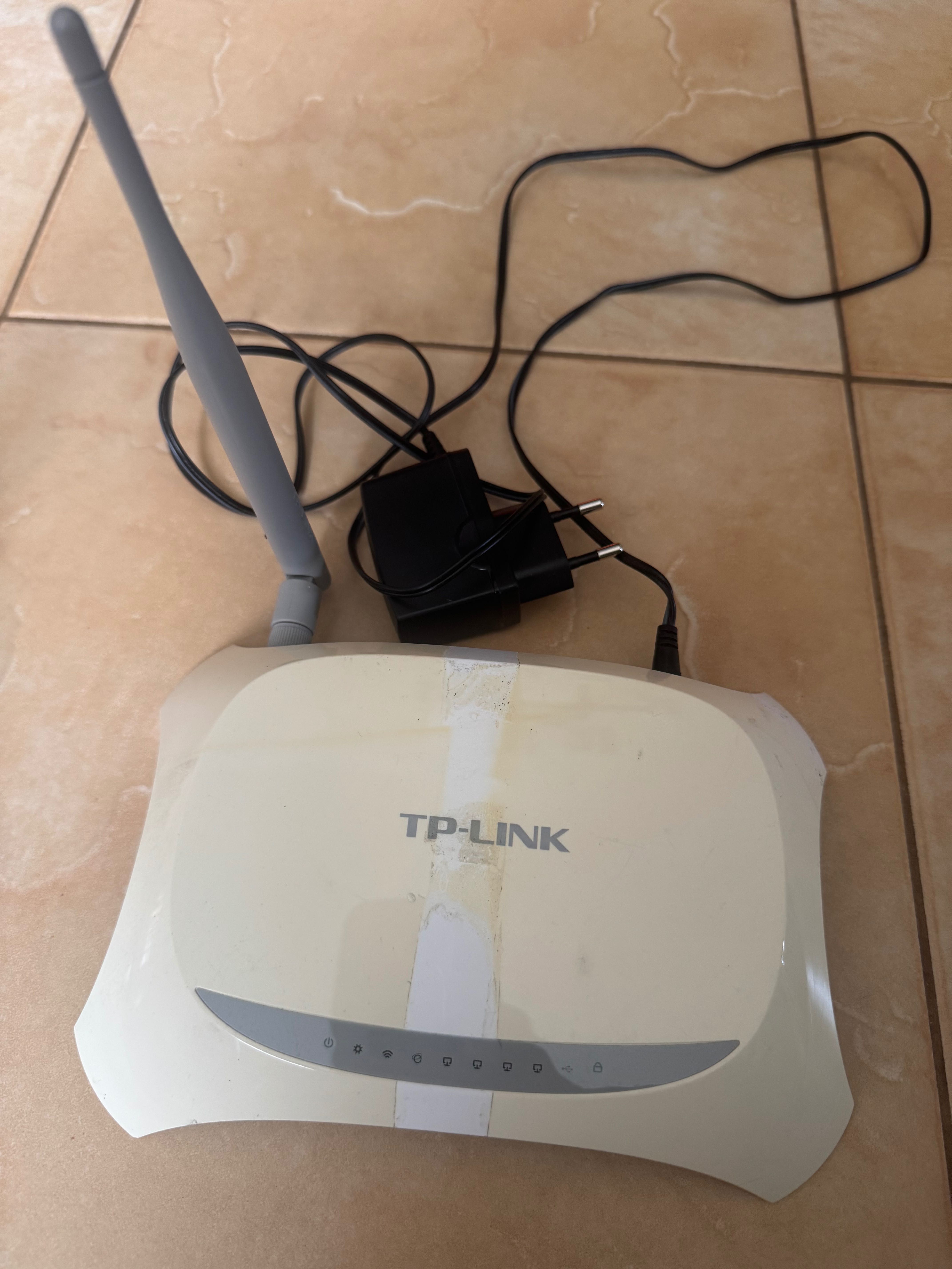 Роутер TP-LINK TL-MR3220 с блоком живлення.