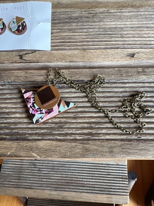 Sprzedam parę drewnianych kolczyków-wkrętów , wisior MICA PEET