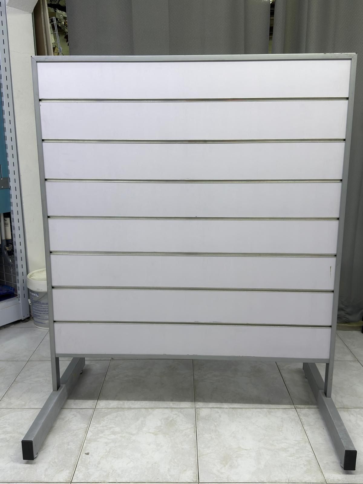 Painel expositor de duas faces
