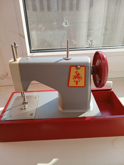Швейная машина детская,рабочая