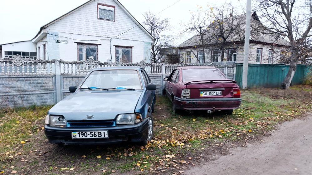 Продам две машины ford escort opel vectra