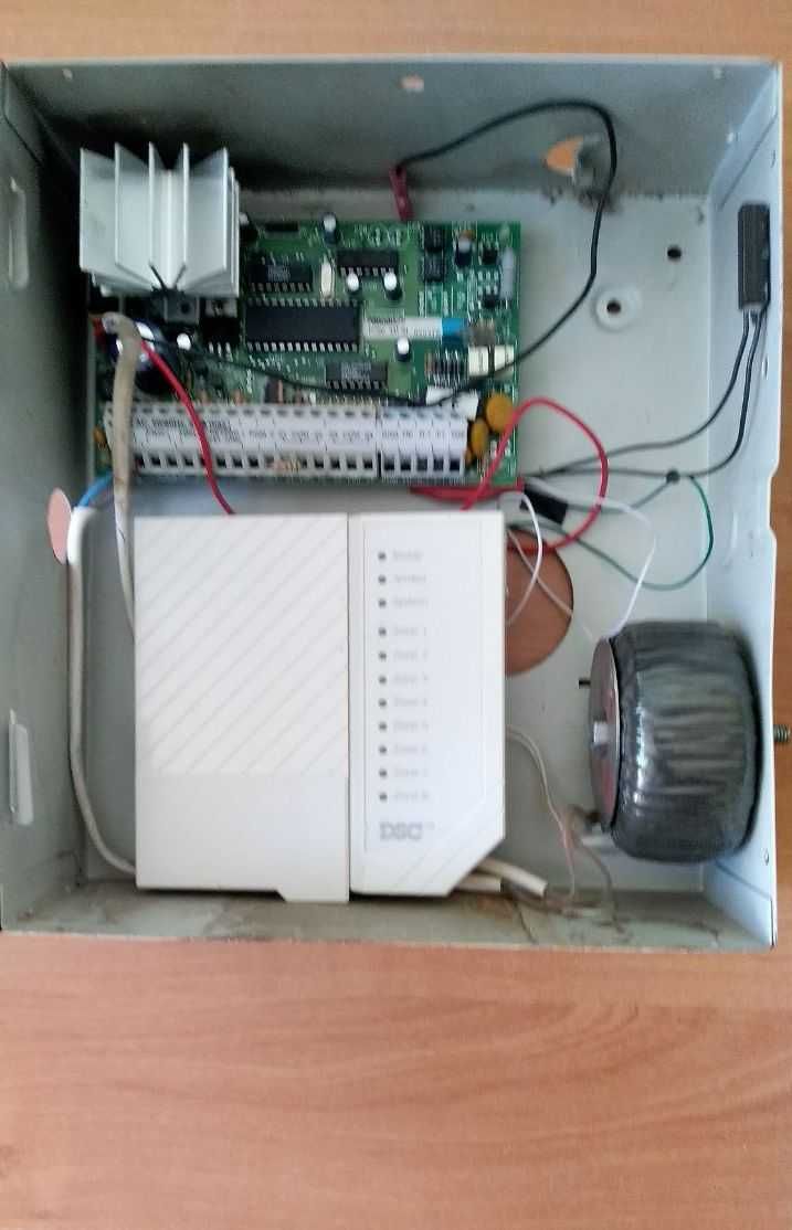 Охоронна централь DSC РС 585 з клавіатурою PC1555RKZ