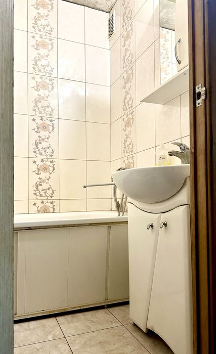 3-х « 8 лікарня» вул Чарівна, 4/9, не кутова