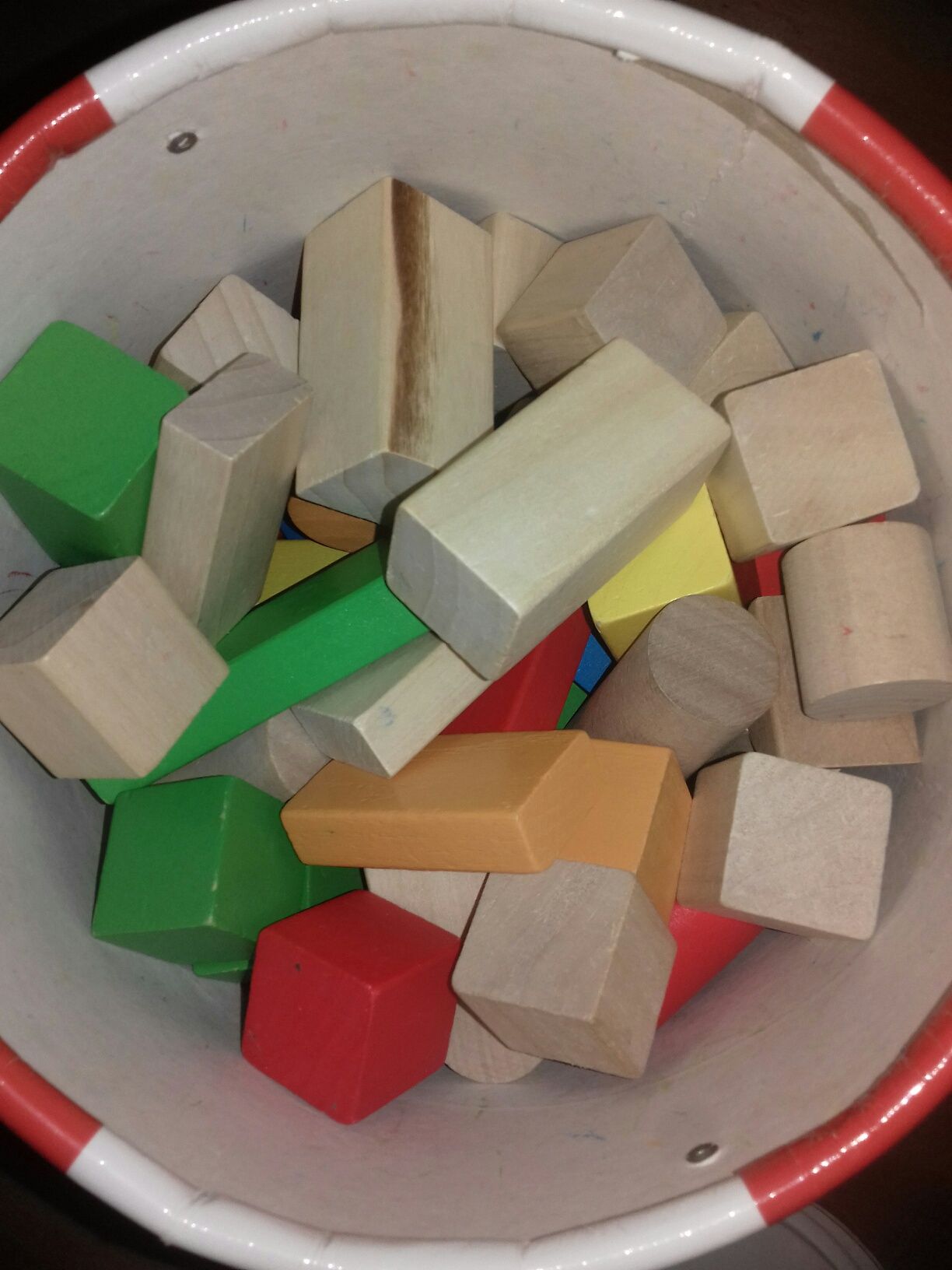 Caixa de blocos de madeira e outros jogos de aprendizagem.