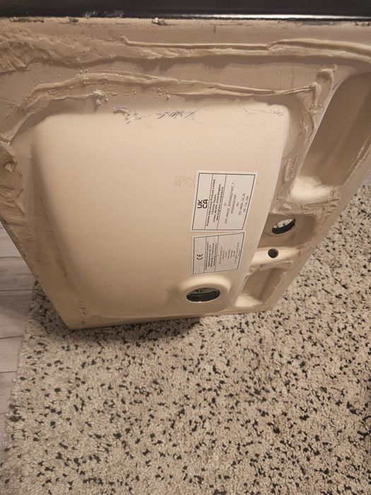 Czarna ceramiczna umywalka o wymiarach 61,5/46,5 cm