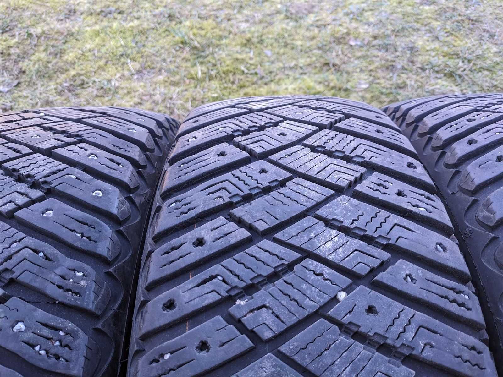 Шини зимові 215 65 16 Goodyear