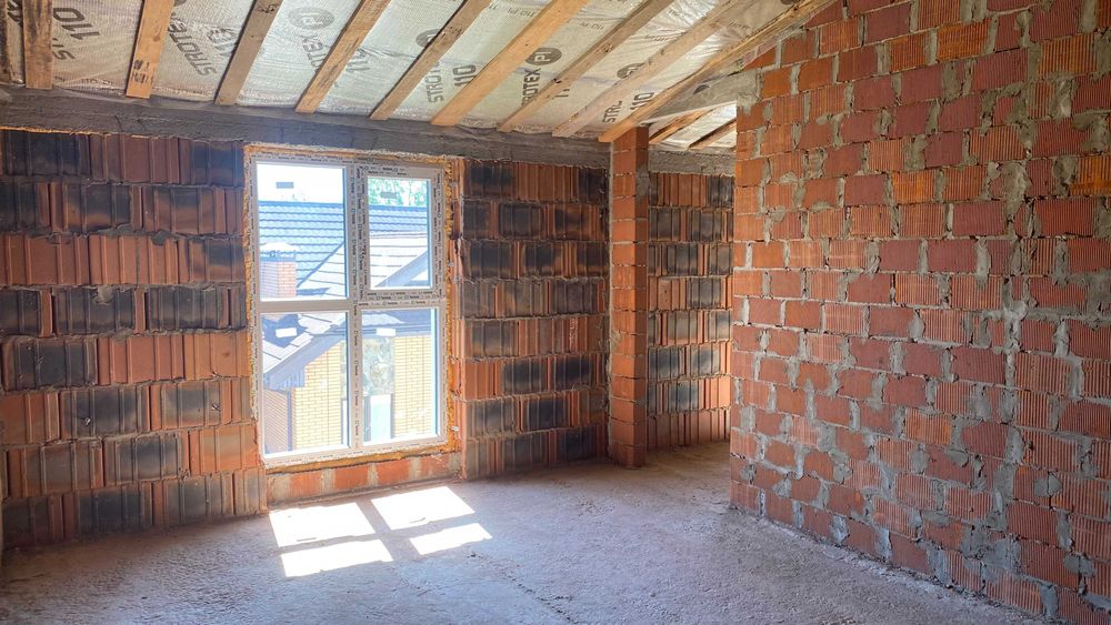 Продається 4-кімнатна квартира в новому малоквартирному будинку.