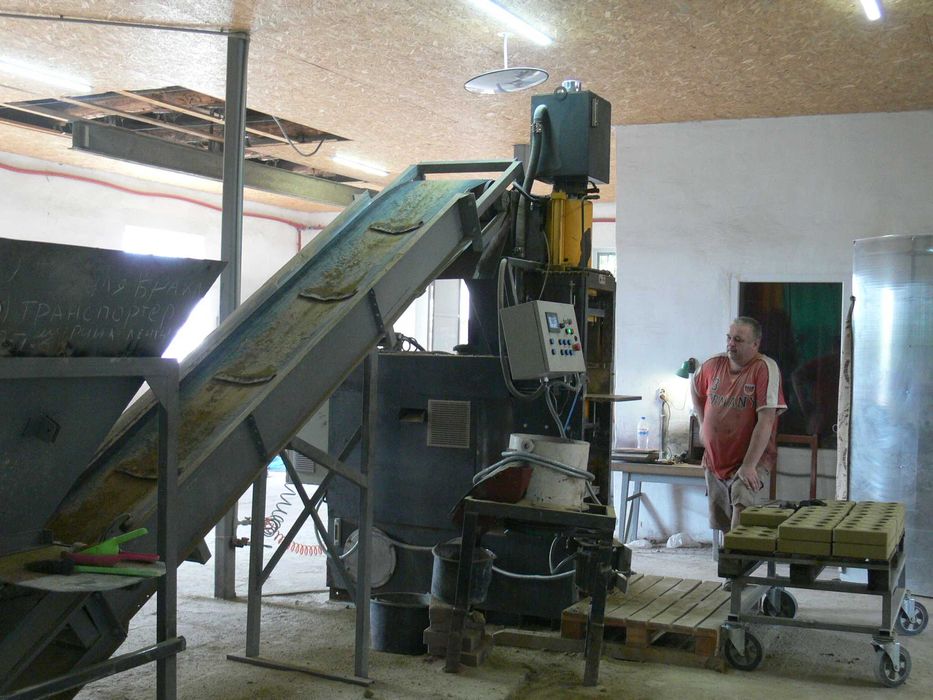 Автоматизована лінія з виробництва товарів методом гіперпресування.