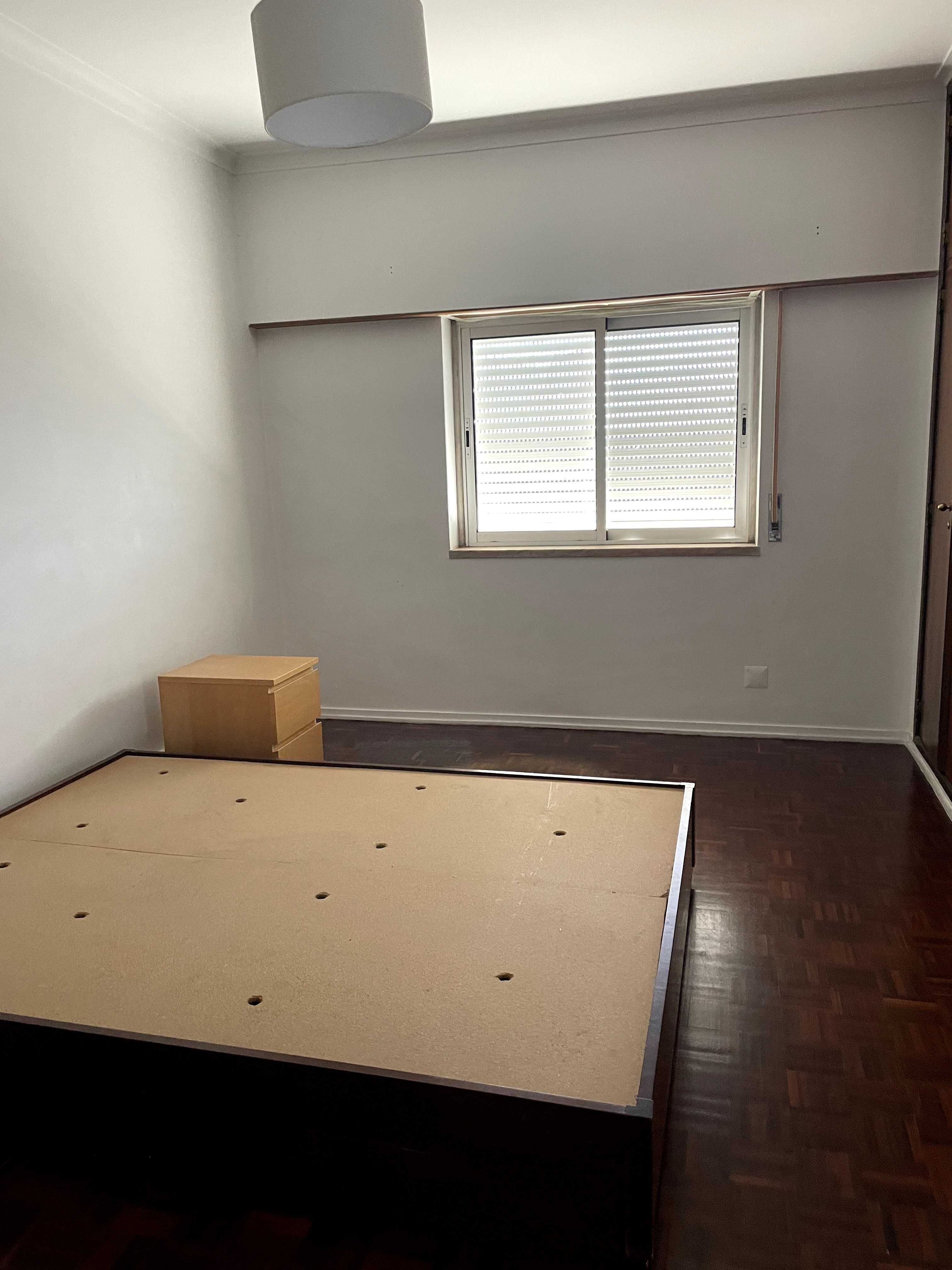 Cama Sommier de casal em madeira maciça com 4 gavetões