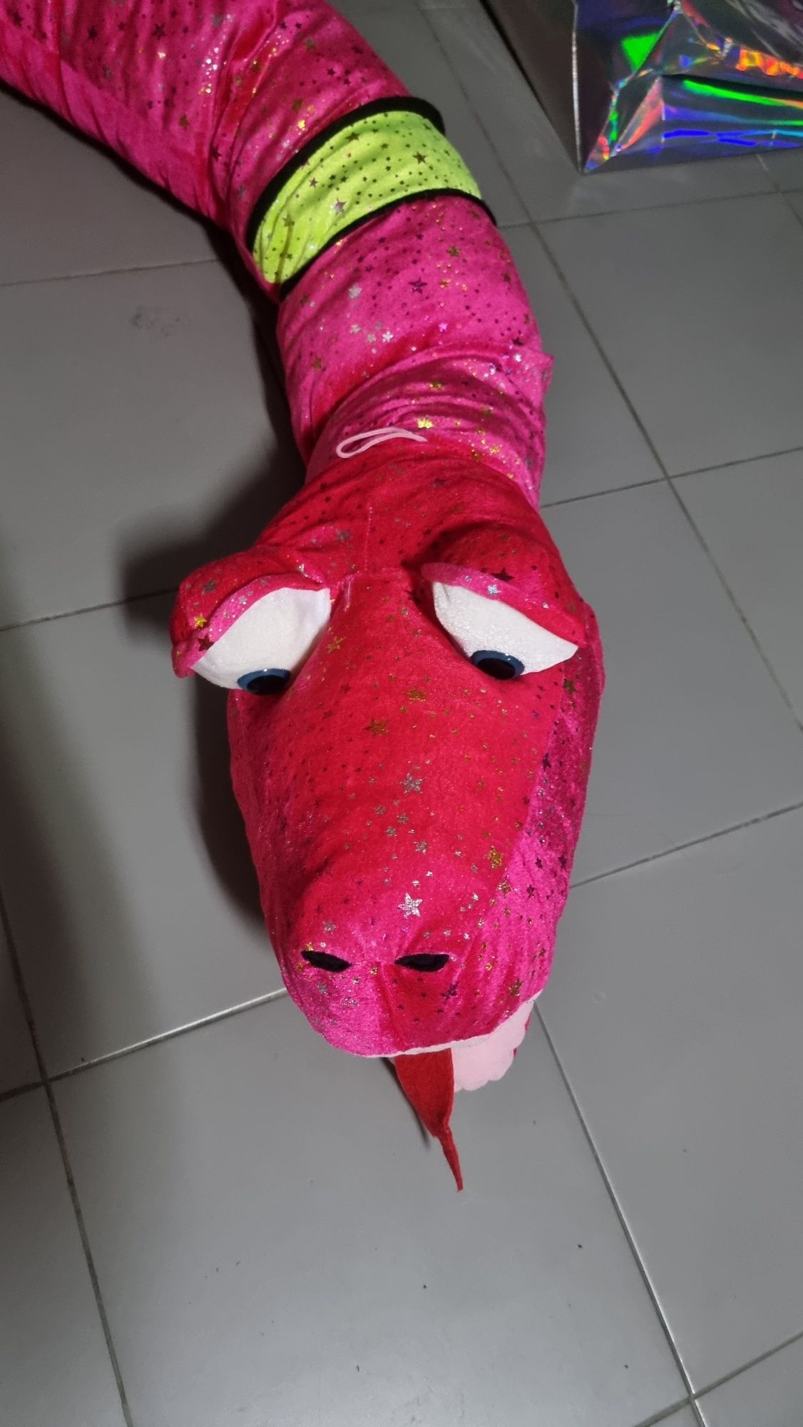 Peluche enorme em forma de cobra