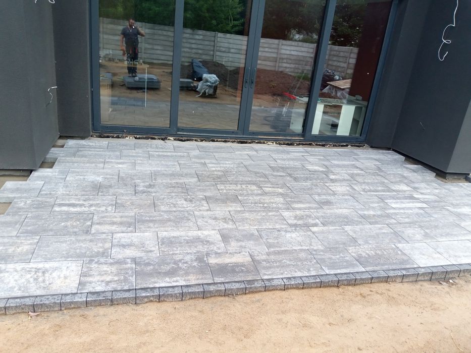 Profesjonalne układanie kostki brukowej. Budowa domków letniskowych.