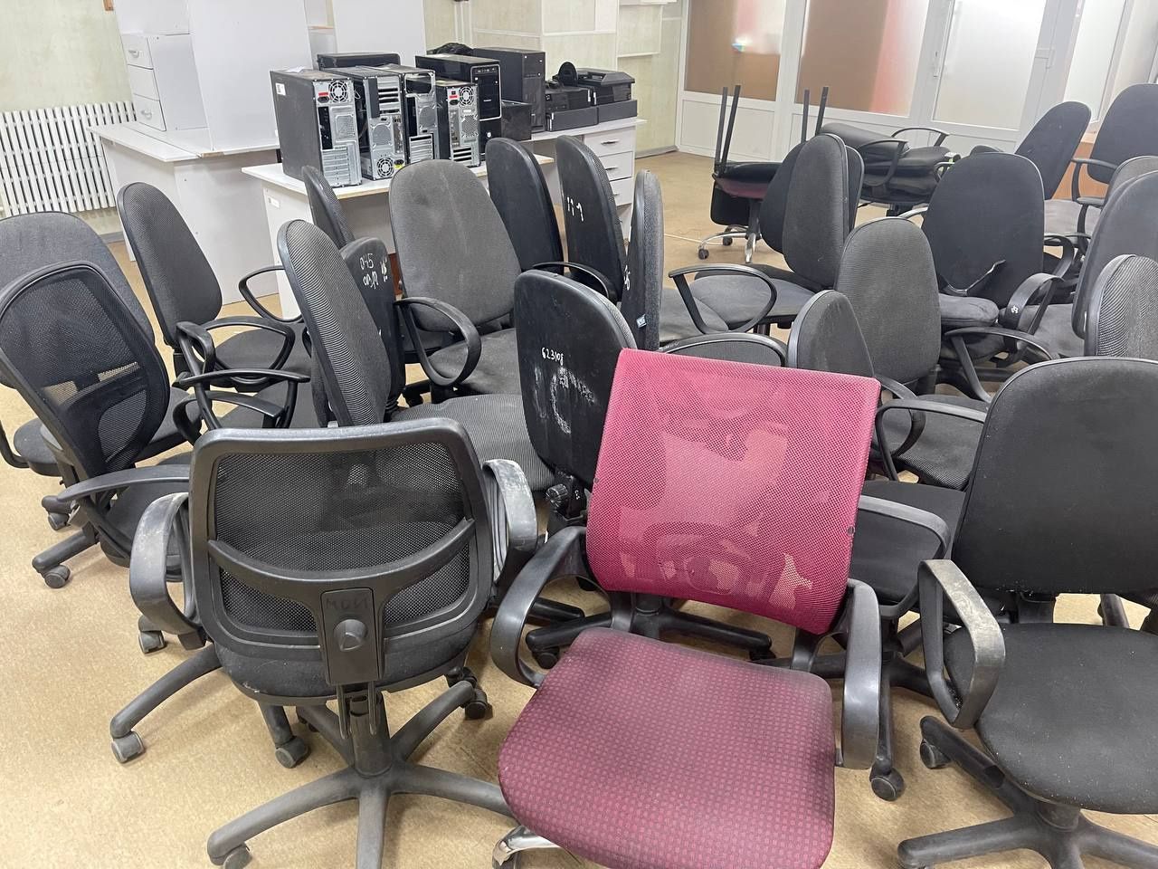 Продам меблі, стелажі полиці комоди крісла тумби столи дивани для каф