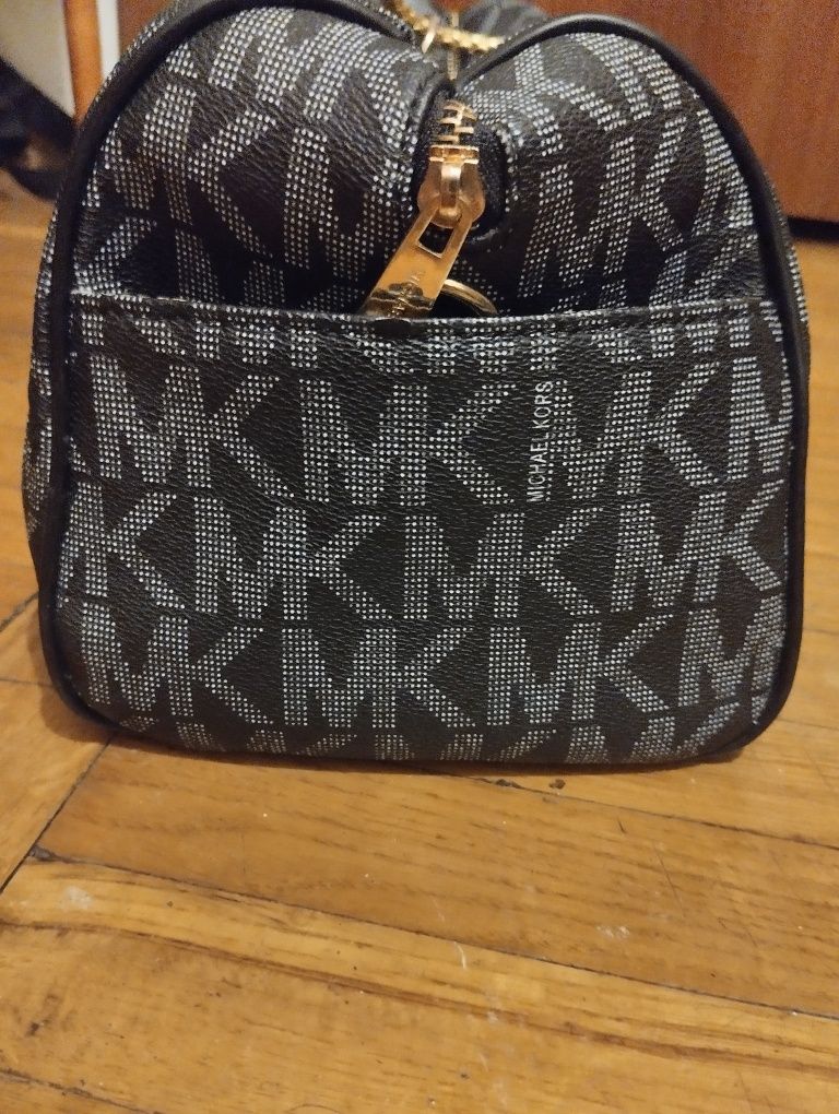 шкіряна сумка michael kors, надписи monogram