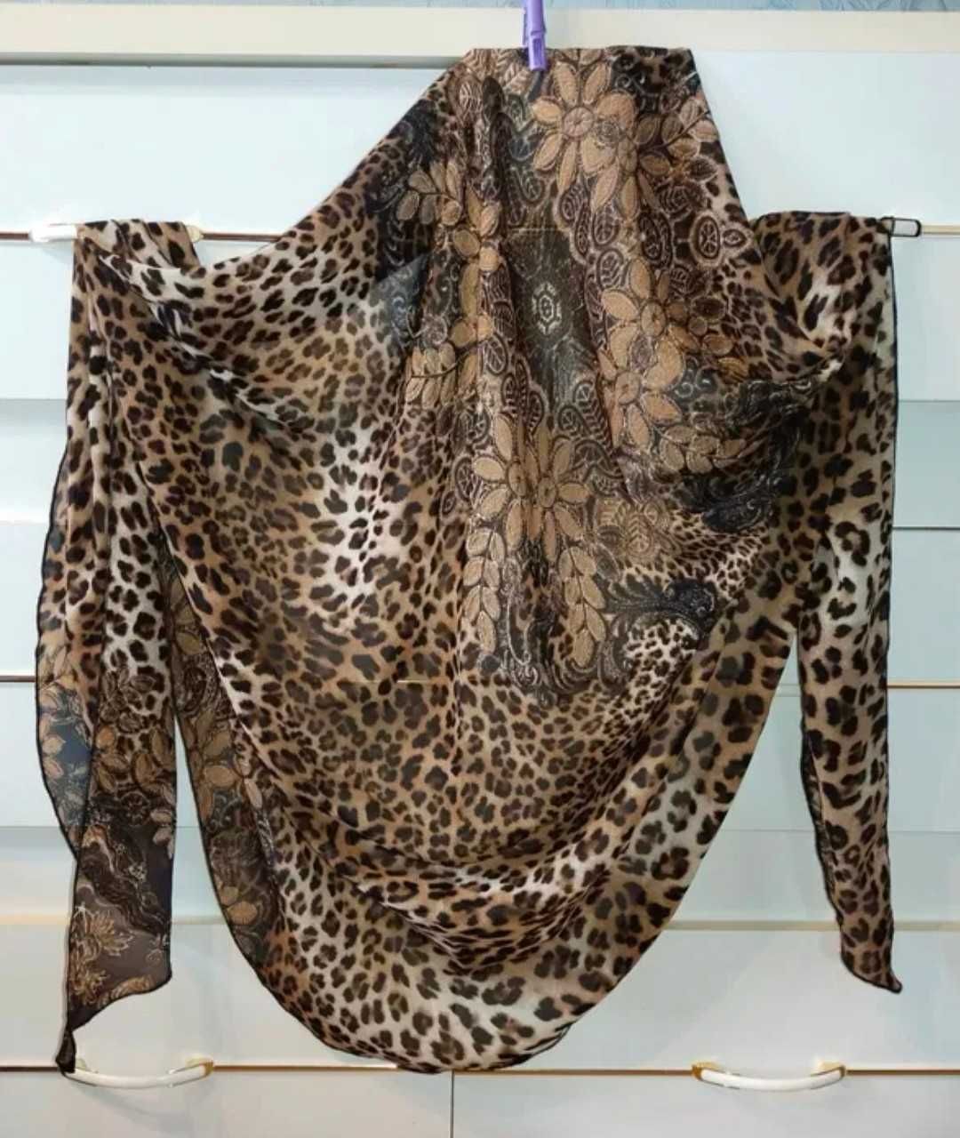 Шифонова хустка, велика у формі косинки, леопардова.