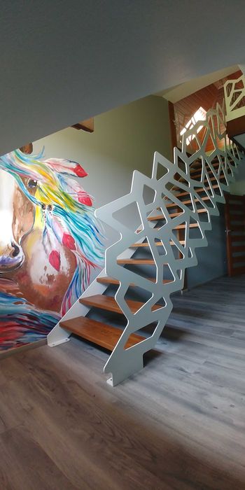 Schody wewnętrzne na konstrukcji stalowej loftowe laser cnc dąb jesion