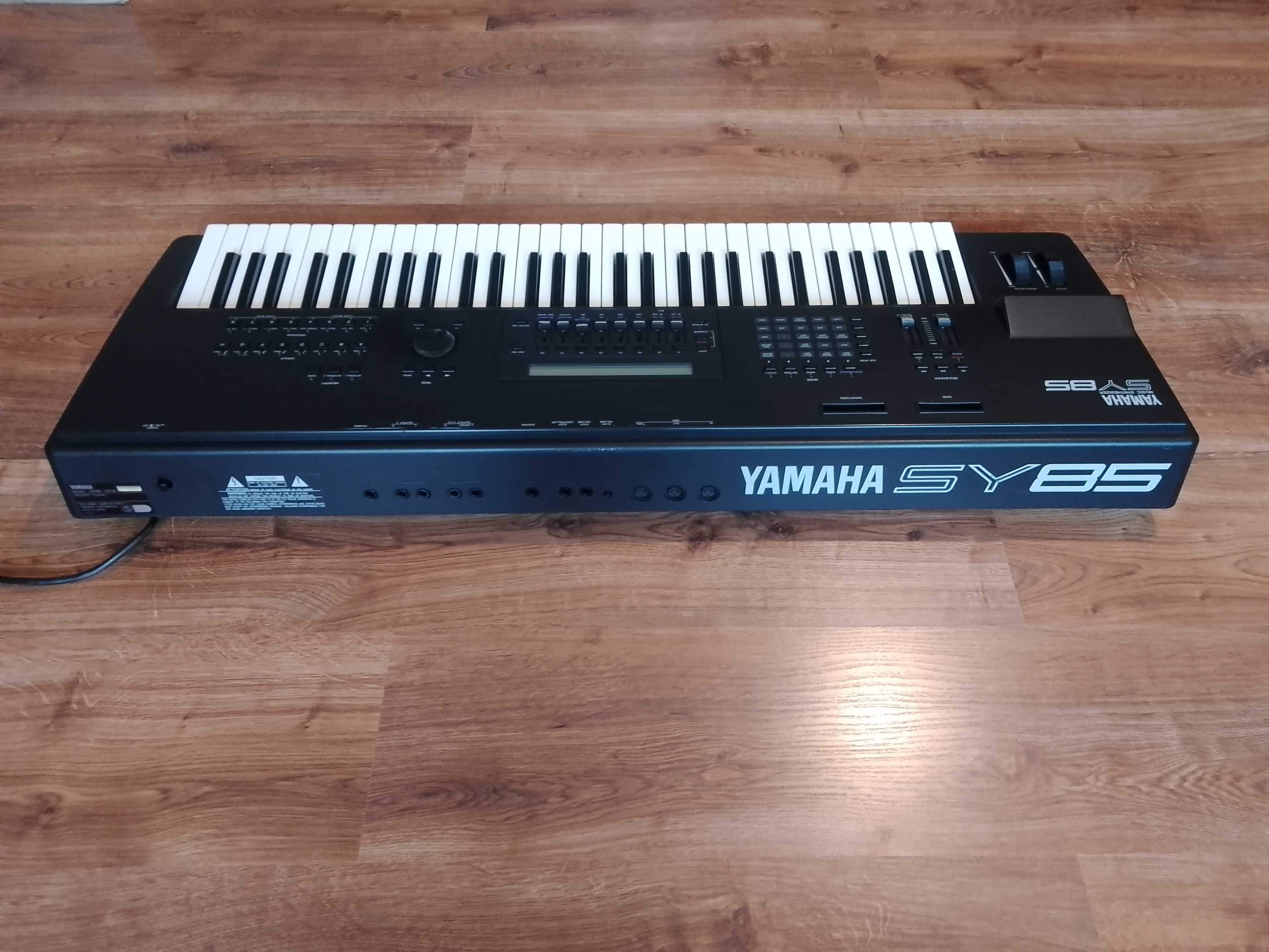 Yamaha SY 85 piękny stan