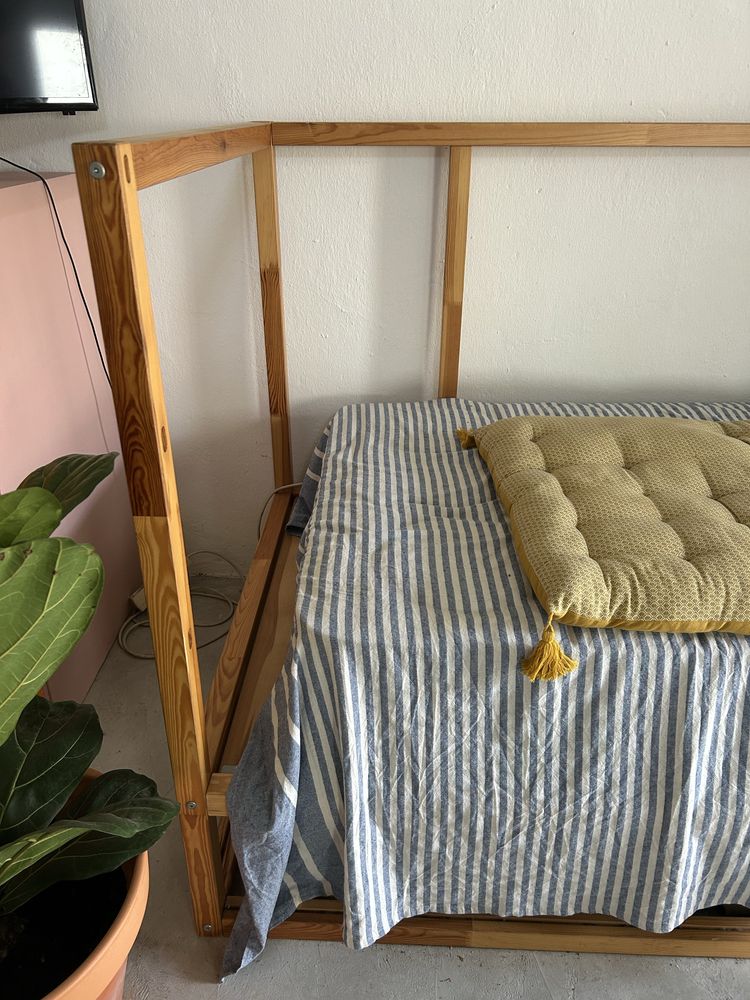 Cama KURA. Cama reversivel do IKEA com colchao( mais curto que a cama)