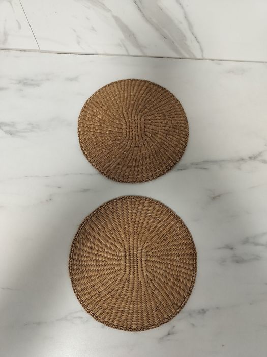 Dwie wiklinowe podkładki na stół