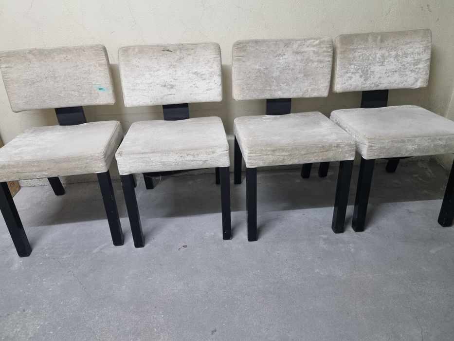 4 Cadeiras de sala alcochoadas para restaurar