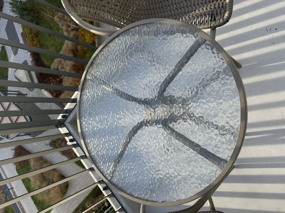 Sprzedam stół z krzesłami.