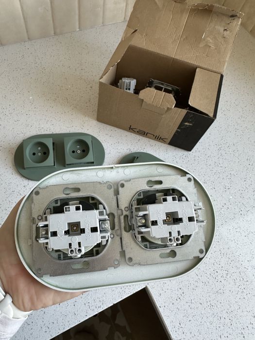 Podwojne kontakty z ramka Karlik Mini szałwia