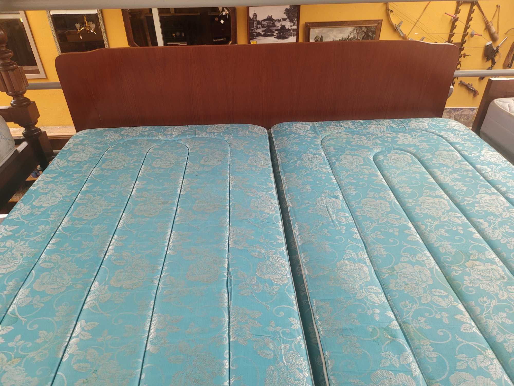 Enorme cama vintage com estrado e colchão - Muito bom estado geral