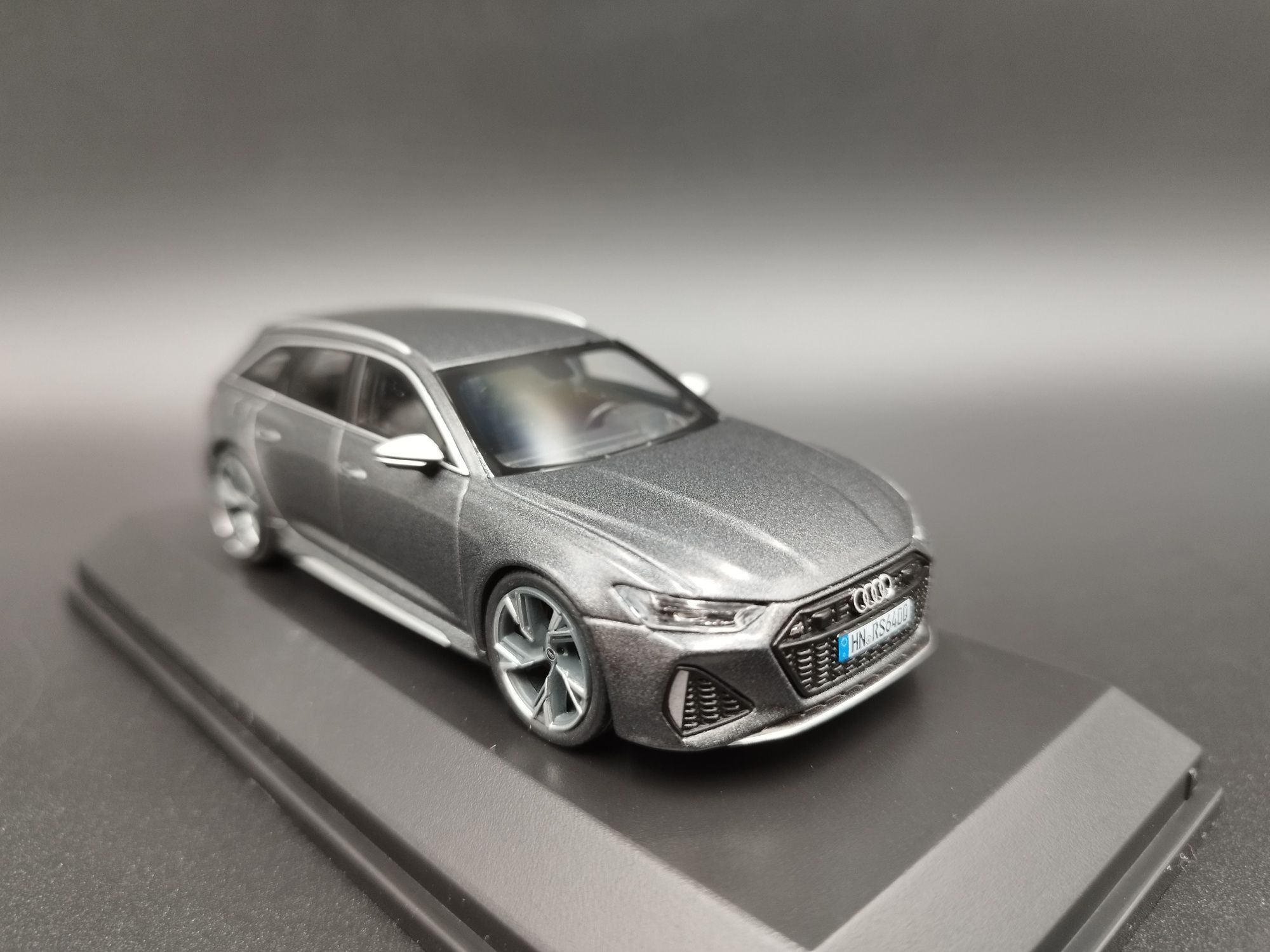 1:43 Minichamps Audi RS 6 Avant C8 Daytona Grey Matt model