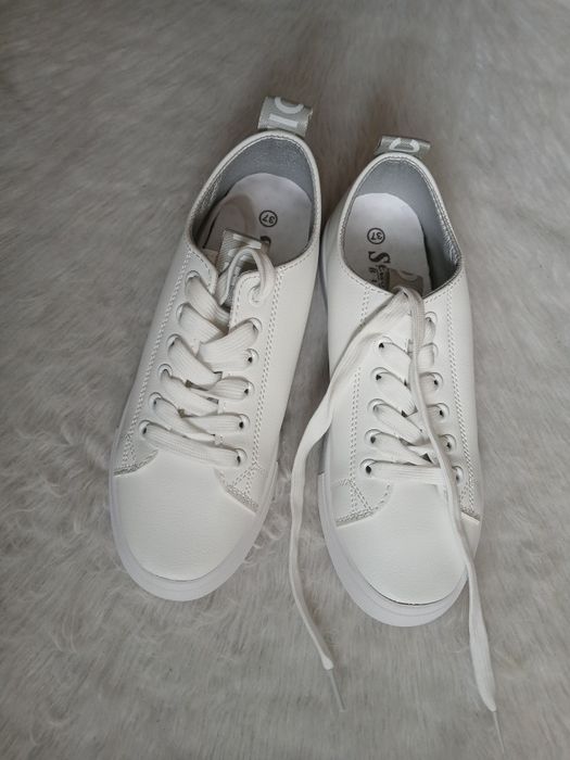 Buty damskie wiązane