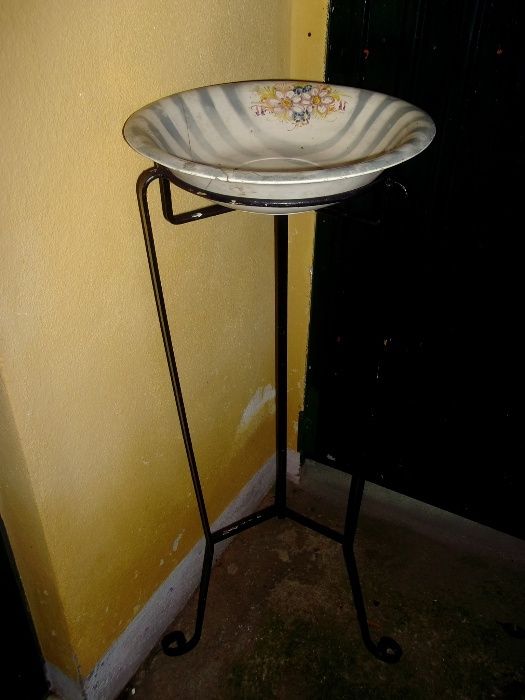 lavatório antigo com tripé em ferro