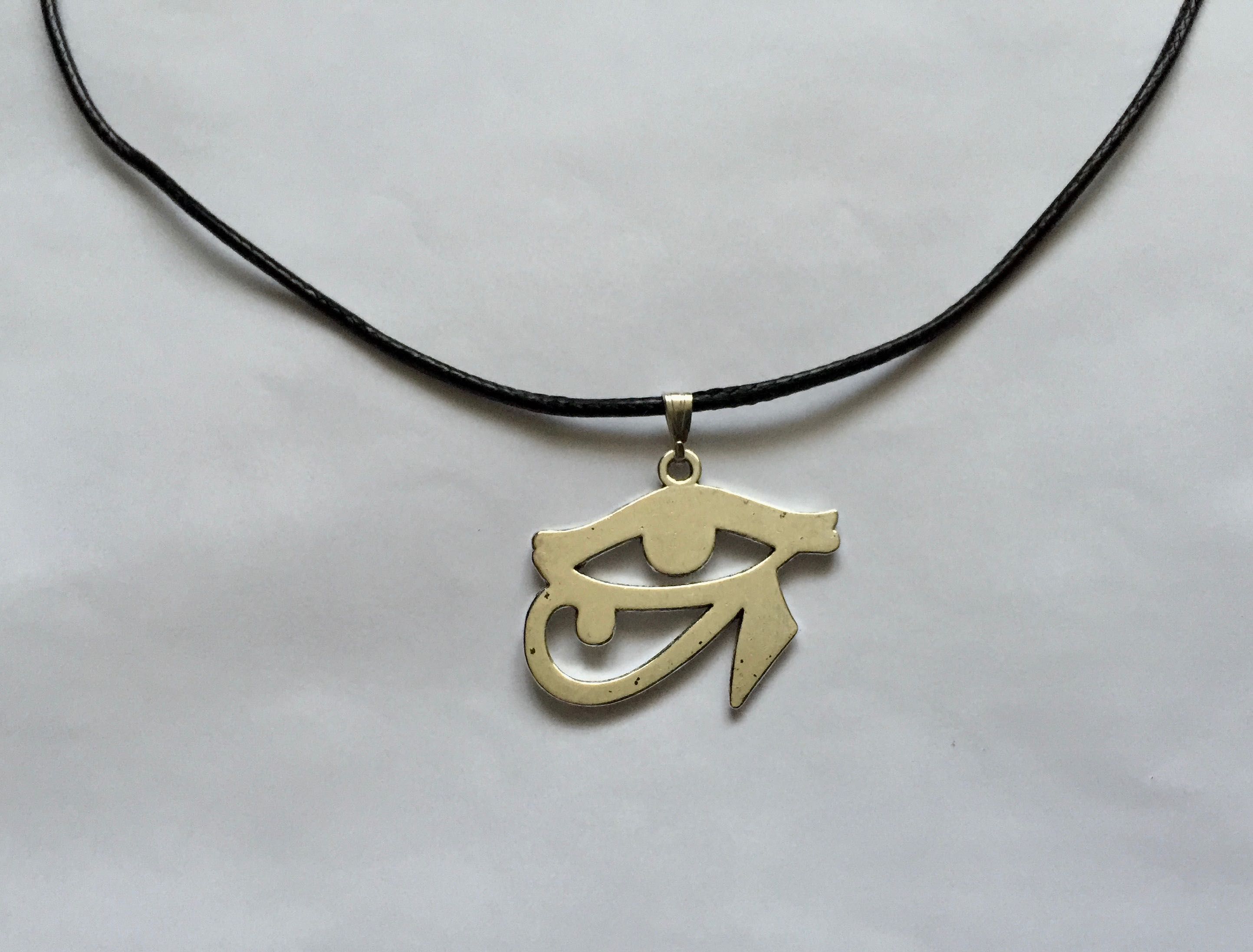 Egipt amulet Oko Horusa zawieszka na czarnym rzemyku srebrna